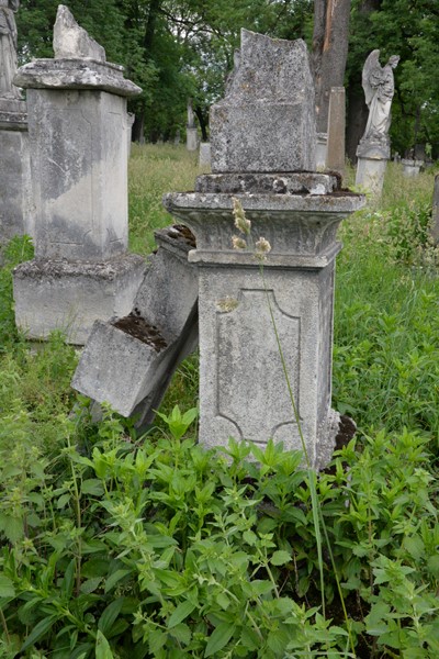 Nagrobek Tadeusza Gabryeskiego, cmentarz w Zbarażu, stan z 2018