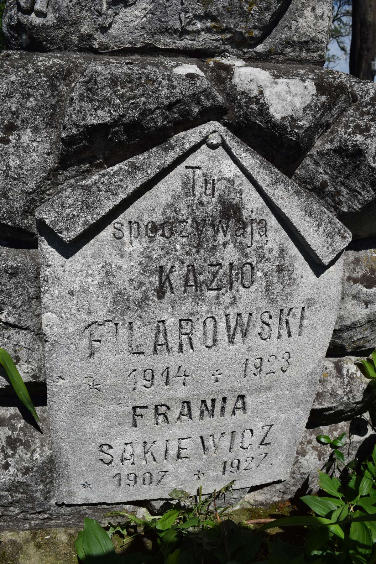 Fragment of the tombstone of Kazimierz Filarowski and Franciszka Sakiewicz, Zbarazh cemetery, as of 2018