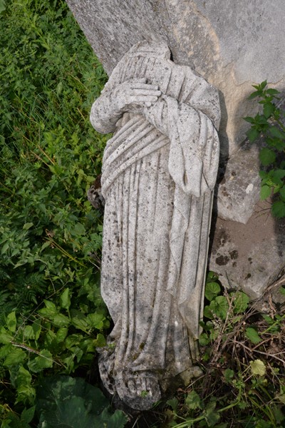 Fragment nagrobka Franciszka Kobylańskiego, cmentarz w Zbarażu, stan z 2018