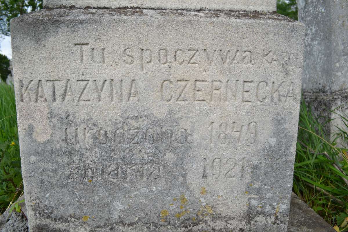 Fragment nagrobka Katarzyny Czernieckiej i Karola N.N., cmentarz w Zbarażu, stan z 2018 roku