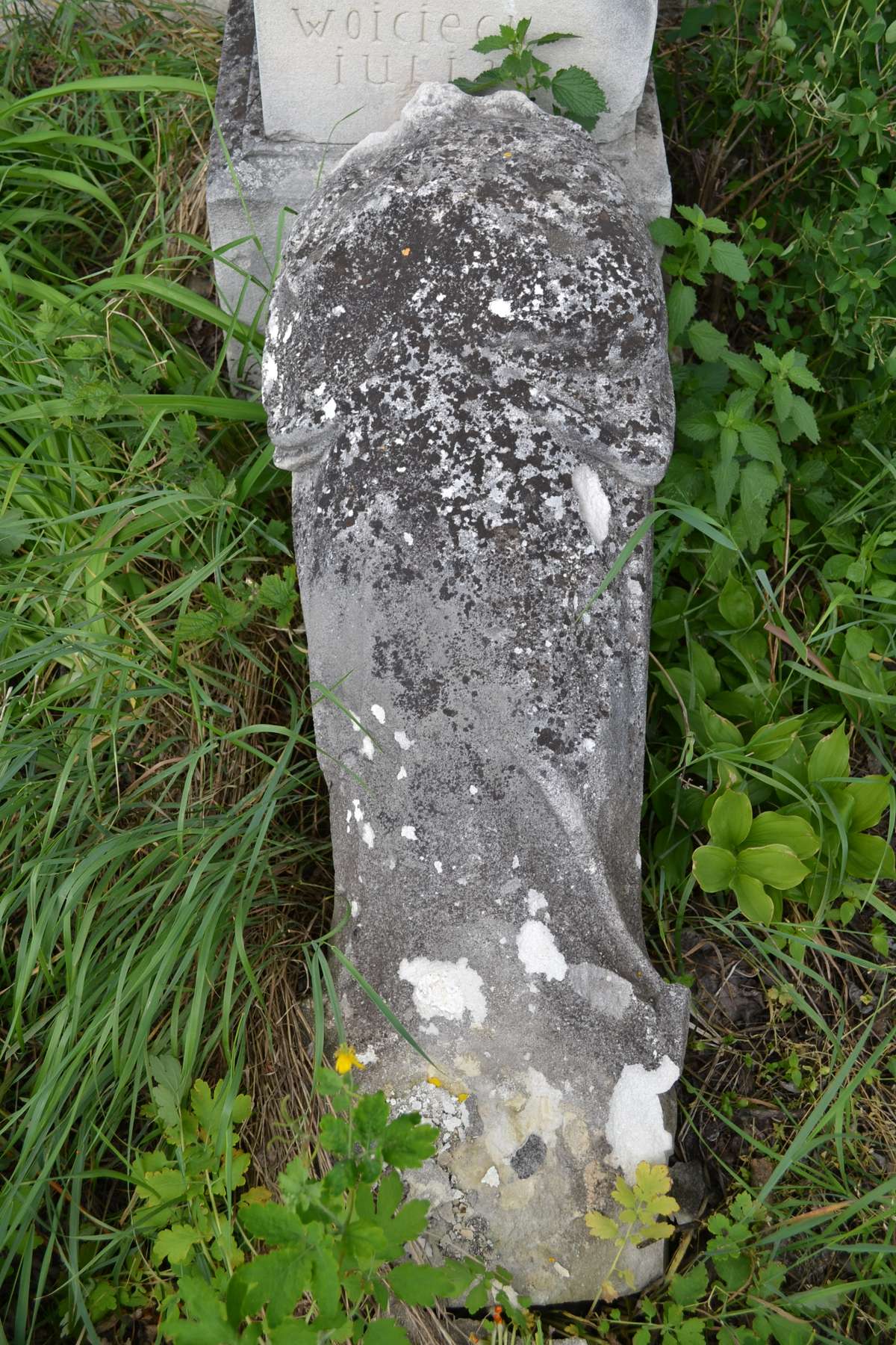 Fragment nagrobka rodziny Czerneckich, cmentarz w Zbarażu, stan z 2018 roku