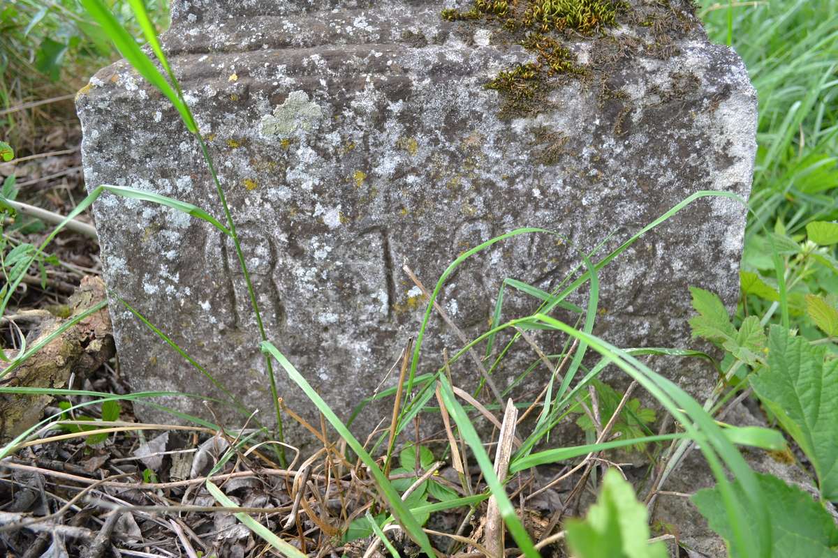 Fragment nagrobka N.N., cmentarz na Zbarażu , stan z 2018 roku