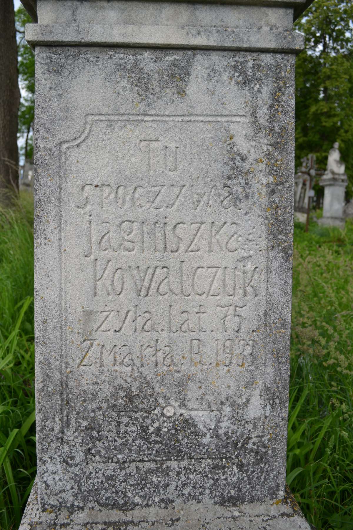 Fragment nagrobka Agnieszki Kowalczuk, cmentarz w Zbarażu, stan z 2018 roku