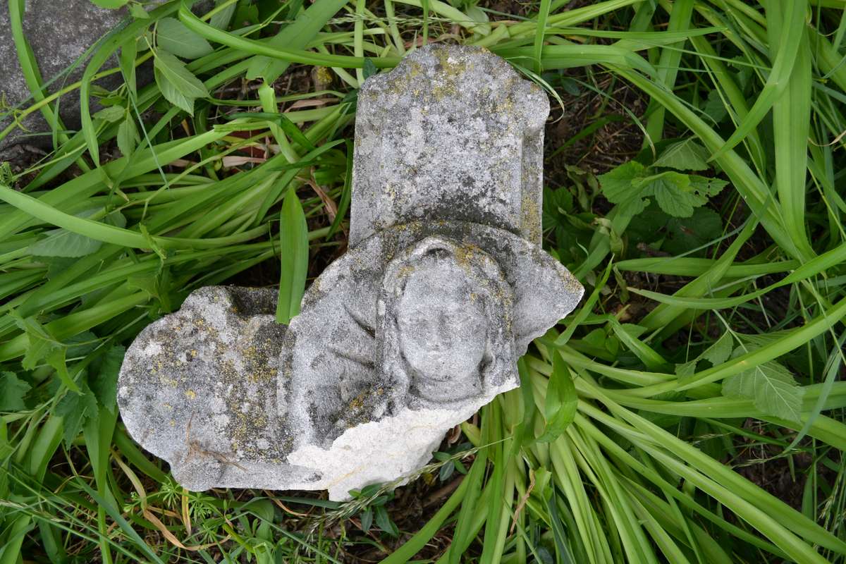 Fragment nagrobka Agnieszki Kowalczuk, cmentarz w Zbarażu, stan z 2018 roku