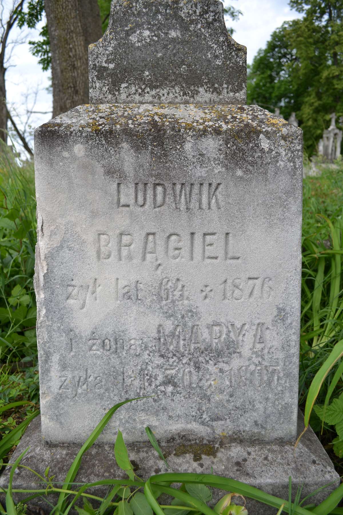 Fragment nagrobka Ludwika i Marii Brągiel, cmentarz w Zbarażu, stan z 2018 roku