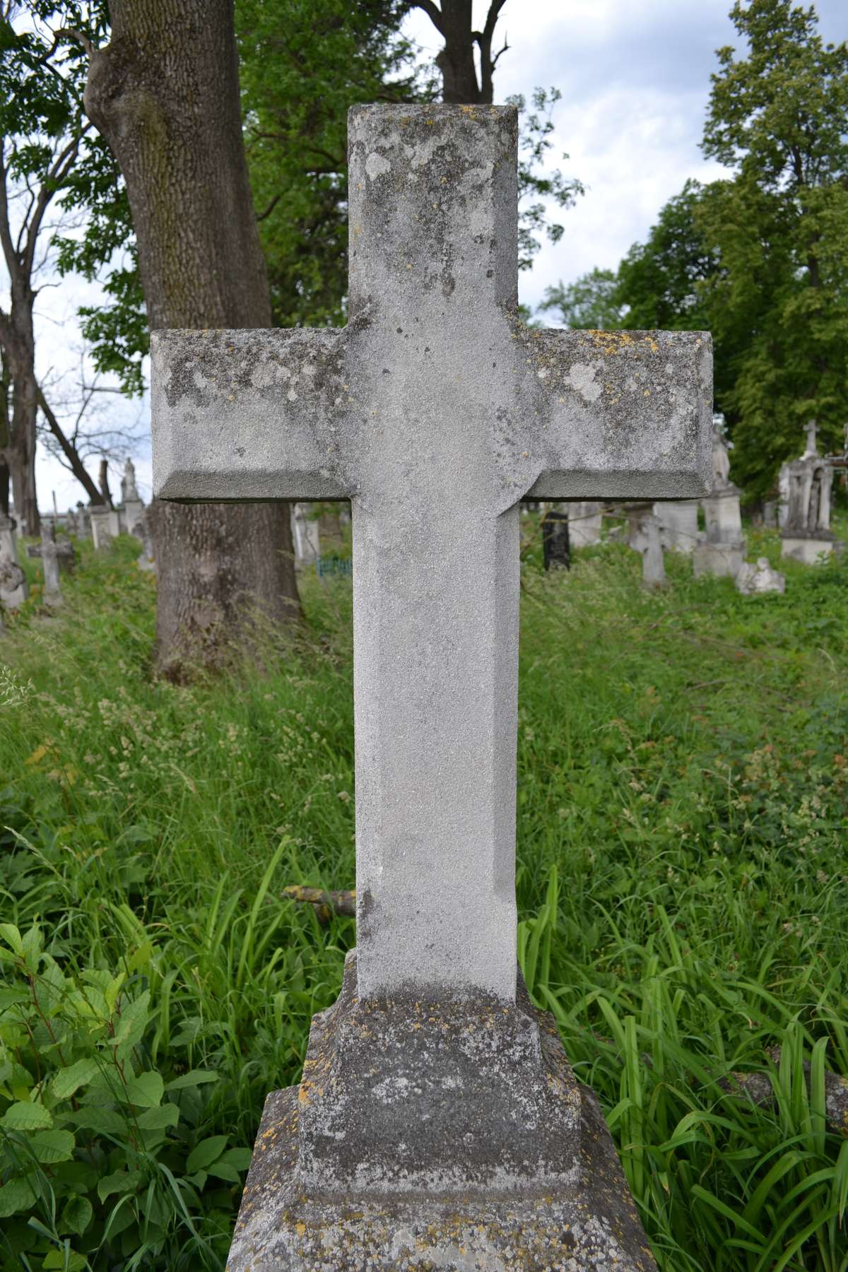 Fragment nagrobka Ludwika i Marii Brągiel, cmentarz w Zbarażu, stan z 2018 roku