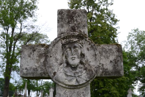Detal nagrobka Franciszka Czechowskiego, cmentarz w Zbarażu, stan z 2018