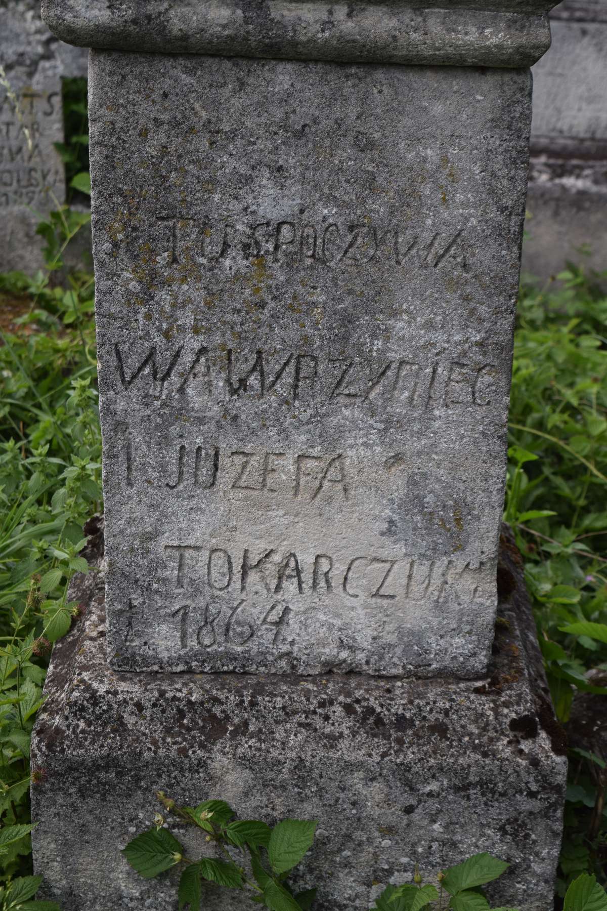 Fragment nagrobka Józefy i Wawrzyńca Tokarczuk, cmentarz w Zbarażu, stan z 2018