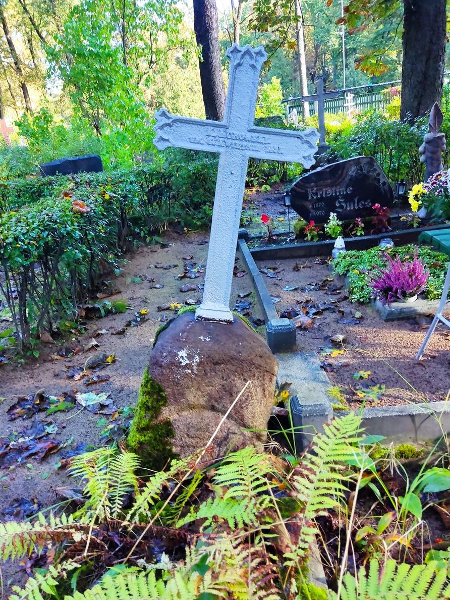 Nagrobek K. Kurowskiego na cmentarzu św. Michała w Rydze, stan z 2022 r.