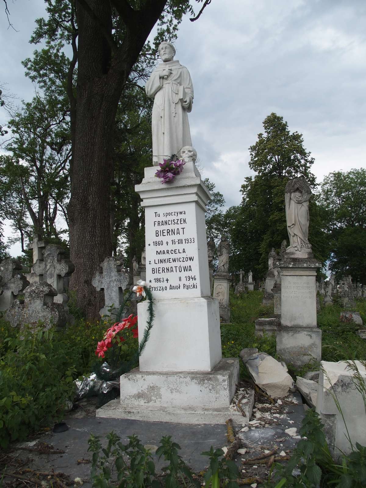 Tombstone of Franciszek and Marcela Biernat, Zbarazh cemetery, as of 2018.