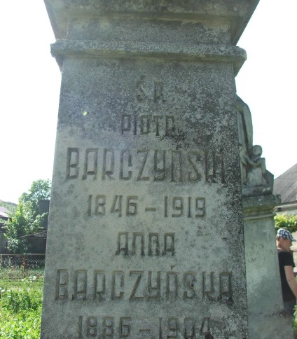 Fragment nagrobka Anny i Piotra Barczyńskich