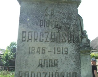 Fragment nagrobka Anny i Piotra Barczyńskich