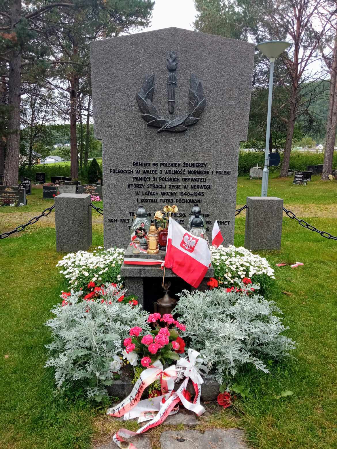 Photo montrant Mass grave of Polish soldiers and prisoners of war and forced labourers at the municipal cemetery