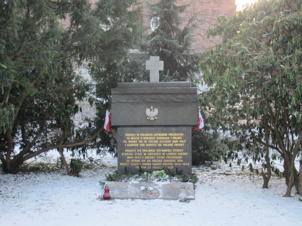 Fotografia przedstawiająca Zbiorowa mogiła polskich lotników, jeńców wojennych i robotników przymusowych na cmentarzu \"Vestre Gravlund”