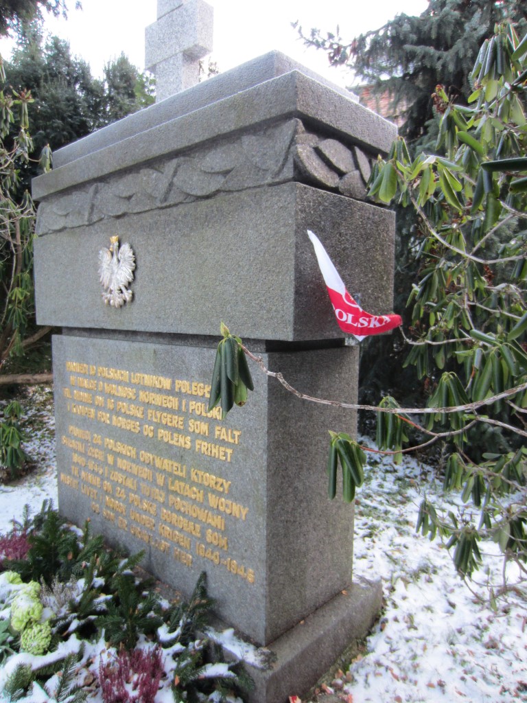 Fotografia przedstawiająca Zbiorowa mogiła polskich lotników, jeńców wojennych i robotników przymusowych na cmentarzu \"Vestre Gravlund”