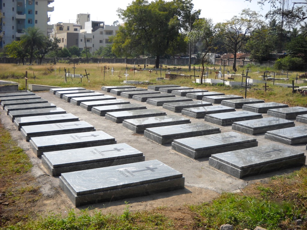 Groby polskich uchodźców na cmentarzu Kolhapur Mission Cemetery (Cmentarzu Europejskim)