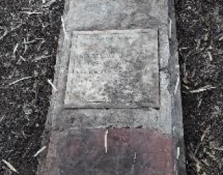 Dwa groby dzieci ¬ uchodźców przybyłych z ZSRR