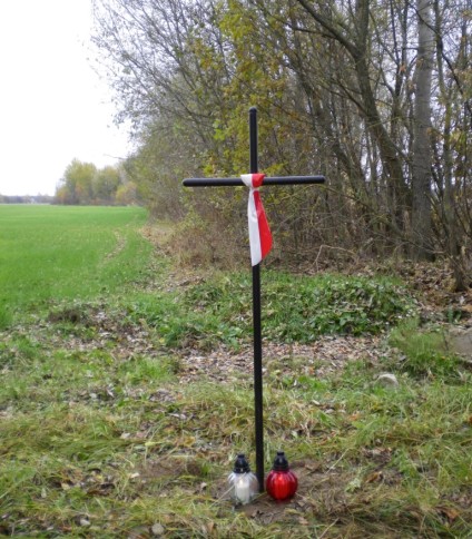 Grób polskich oficerów, zamordowanych we IX 1939 r., upamiętniony krzyżem
