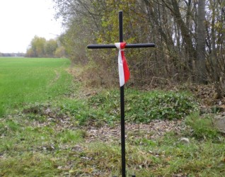 Grób polskich oficerów, zamordowanych we IX 1939 r., upamiętniony krzyżem