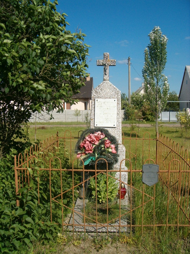 Grób symboliczny ks. Jana Wolskiego i ks. Władysława Grobelnego, zamordowanych przez Niemców