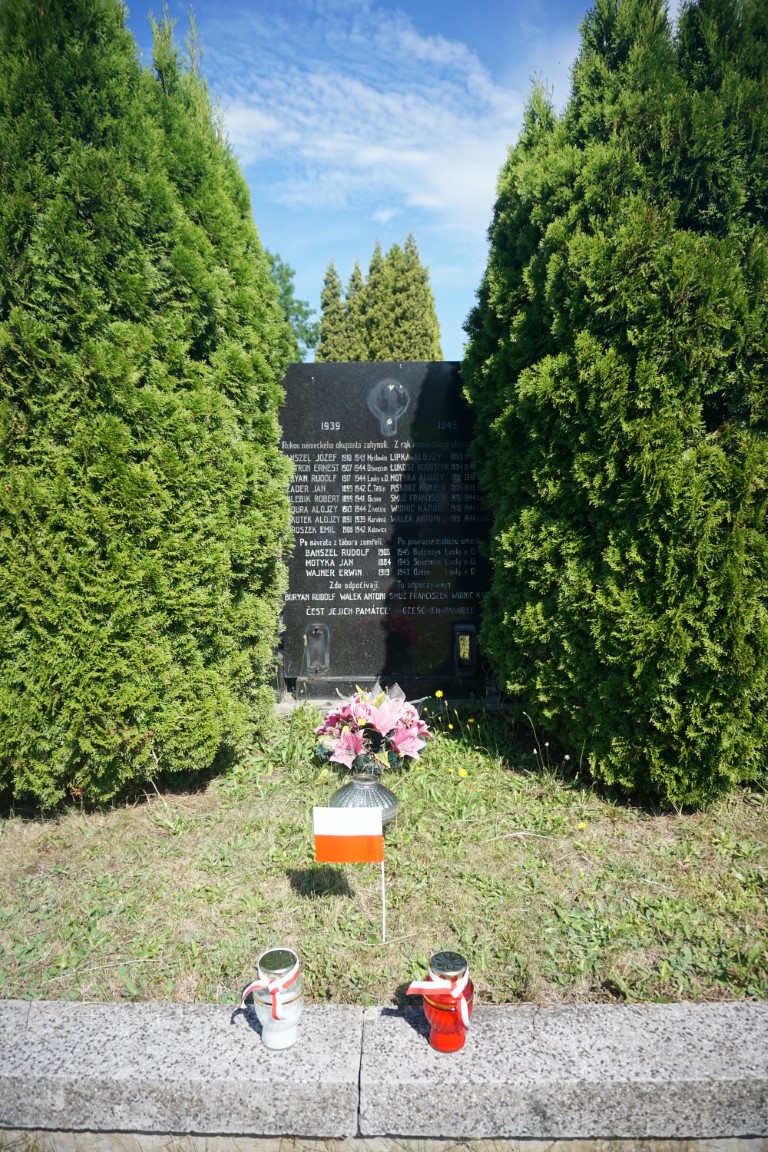 Grób mieszkańców Łąk n. Olzą rozstrzelanych 8.09.1944 roku i symboliczne upamiętnienie ofiar II wojny światowej