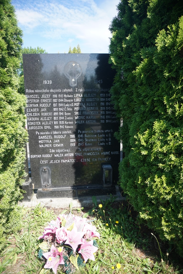 Grób mieszkańców Łąk n. Olzą rozstrzelanych 8.09.1944 roku i symboliczne upamiętnienie ofiar II wojny światowej