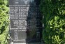 Fotografia przedstawiająca Grób mieszkańców Łąk n. Olzą rozstrzelanych 8.09.1944 roku i symboliczne upamiętnienie ofiar II wojny światowej
