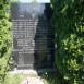 Fotografia przedstawiająca Grób mieszkańców Łąk n. Olzą rozstrzelanych 8.09.1944 roku i symboliczne upamiętnienie ofiar II wojny światowej