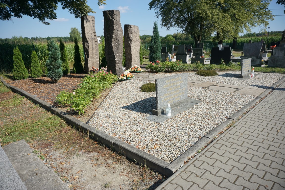 Grave of 104 victims of Polenlager No. 32