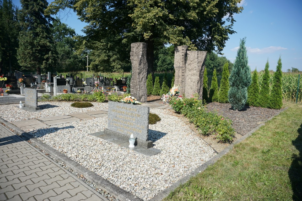 Grave of 104 victims of Polenlager No. 32