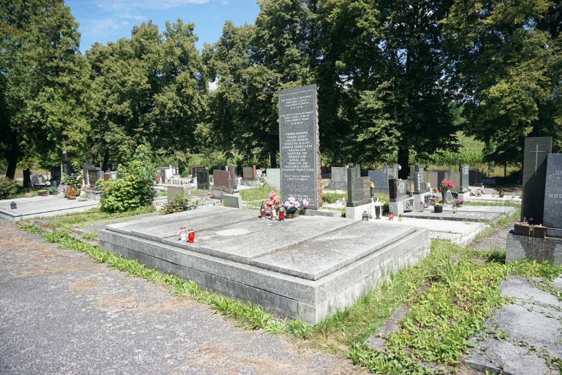 Photo montrant Grave of the 12 victims of the execution of 18.09.1939 at the \"Barbara\" mine