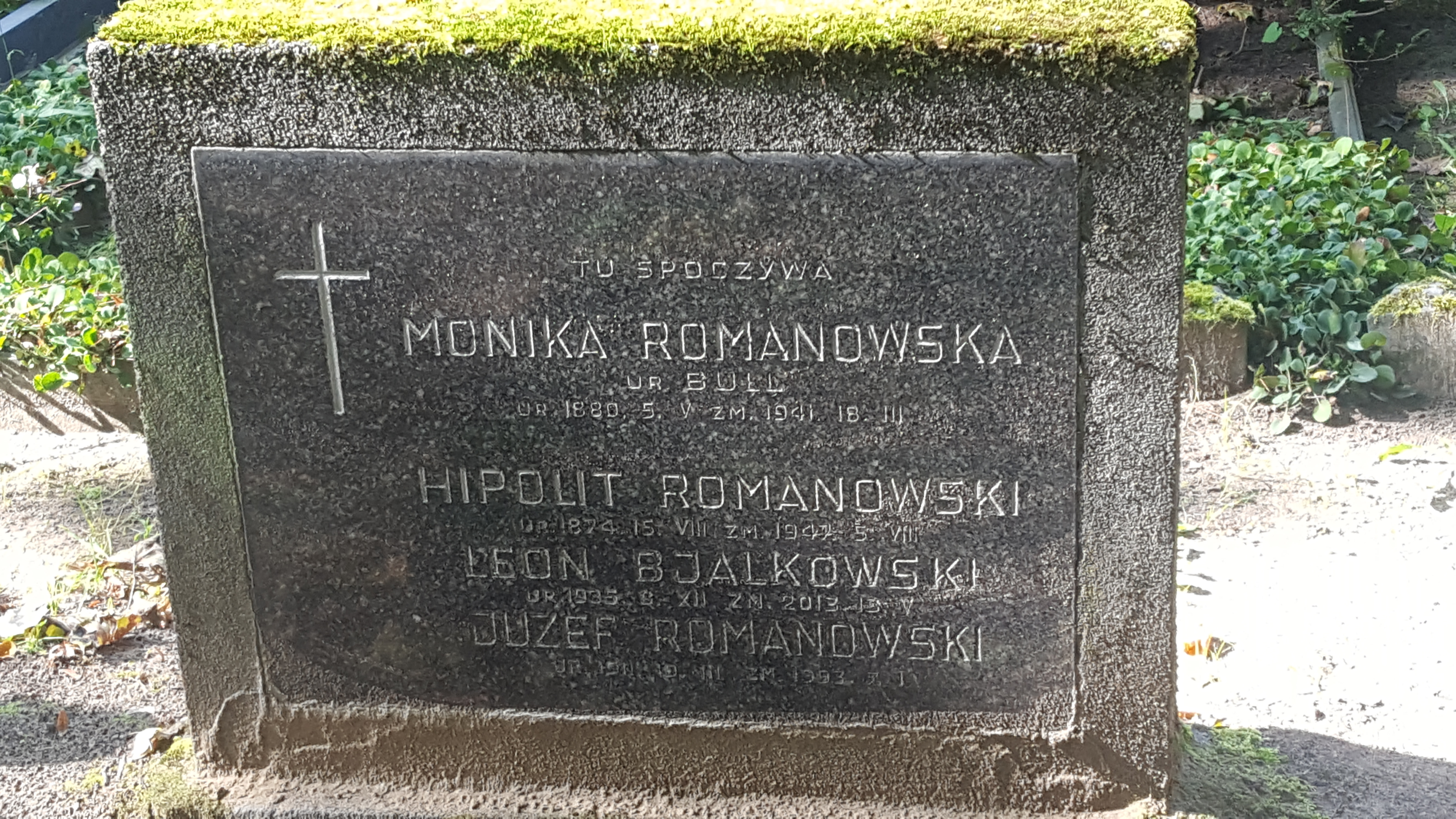 Tombstone of the Romanowski family and Leon Bjalkowski, St. Michael's cemetery in Riga, as of 2021