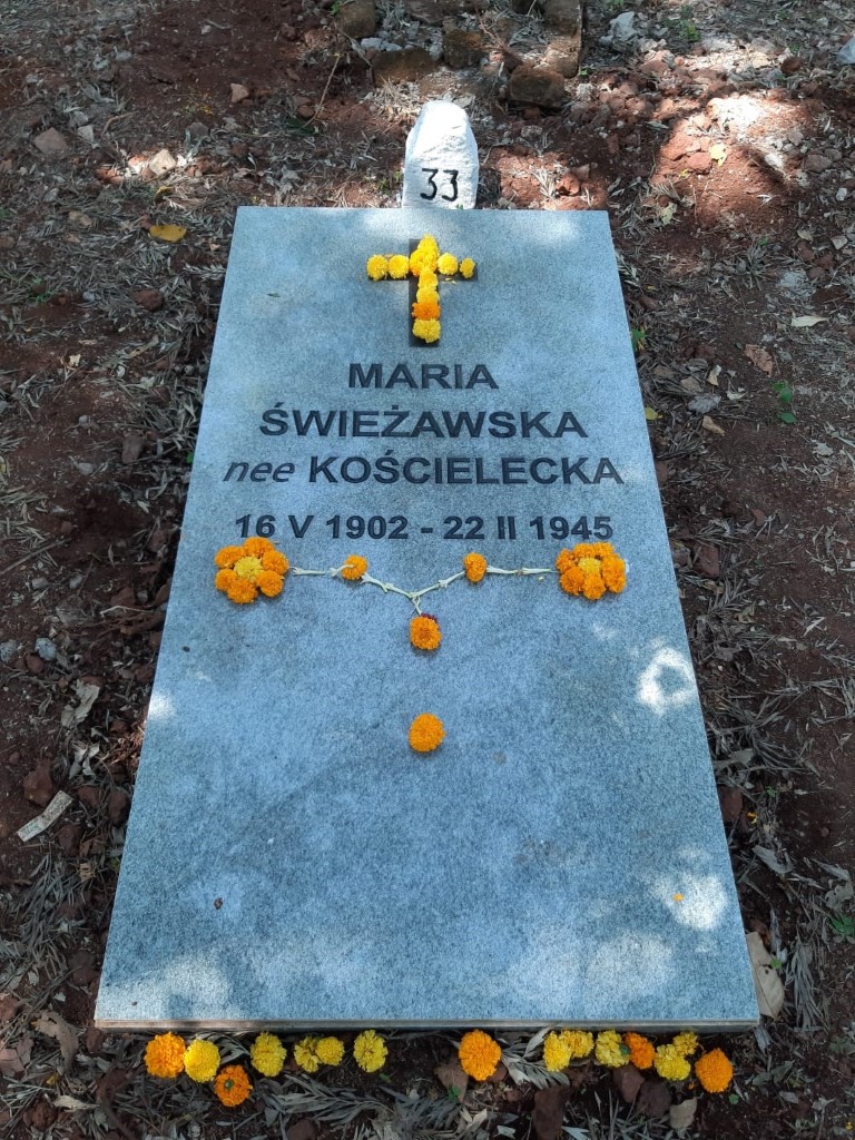 Maria Swiezawska , Four graves of Polish refugees