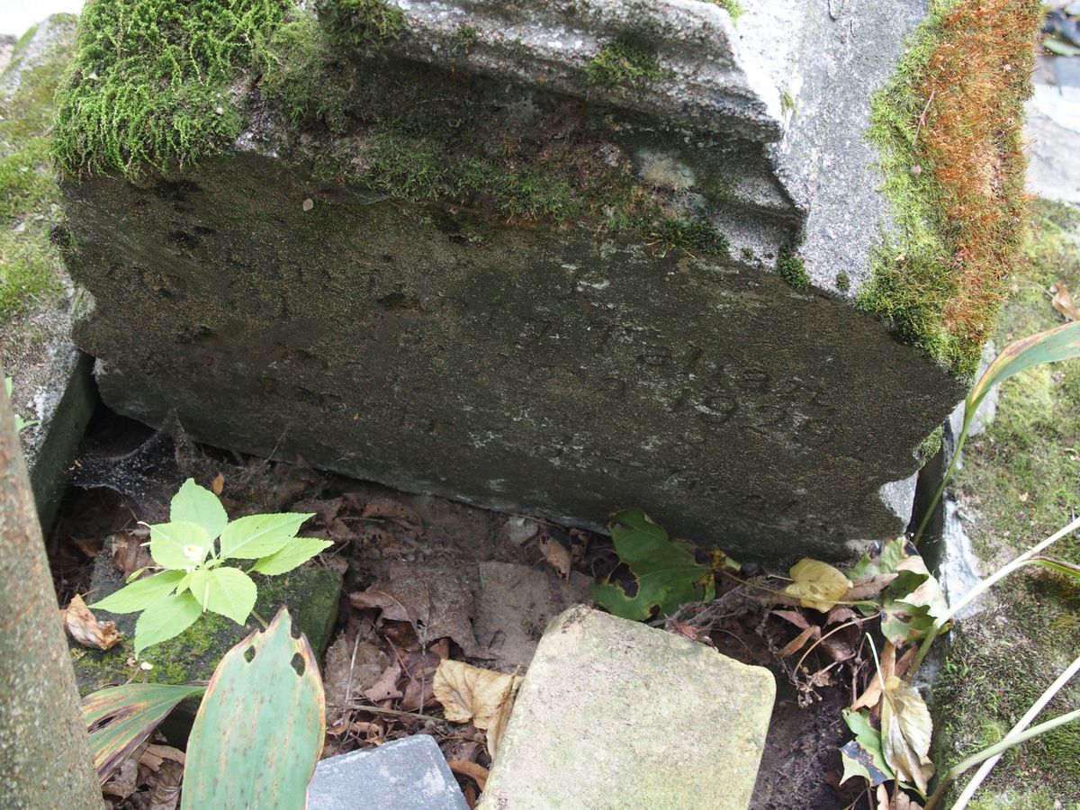 Fragment nagrobka Konstantego Taliana, cmentarz św. Michała w Rydze, stan z 2021 r.