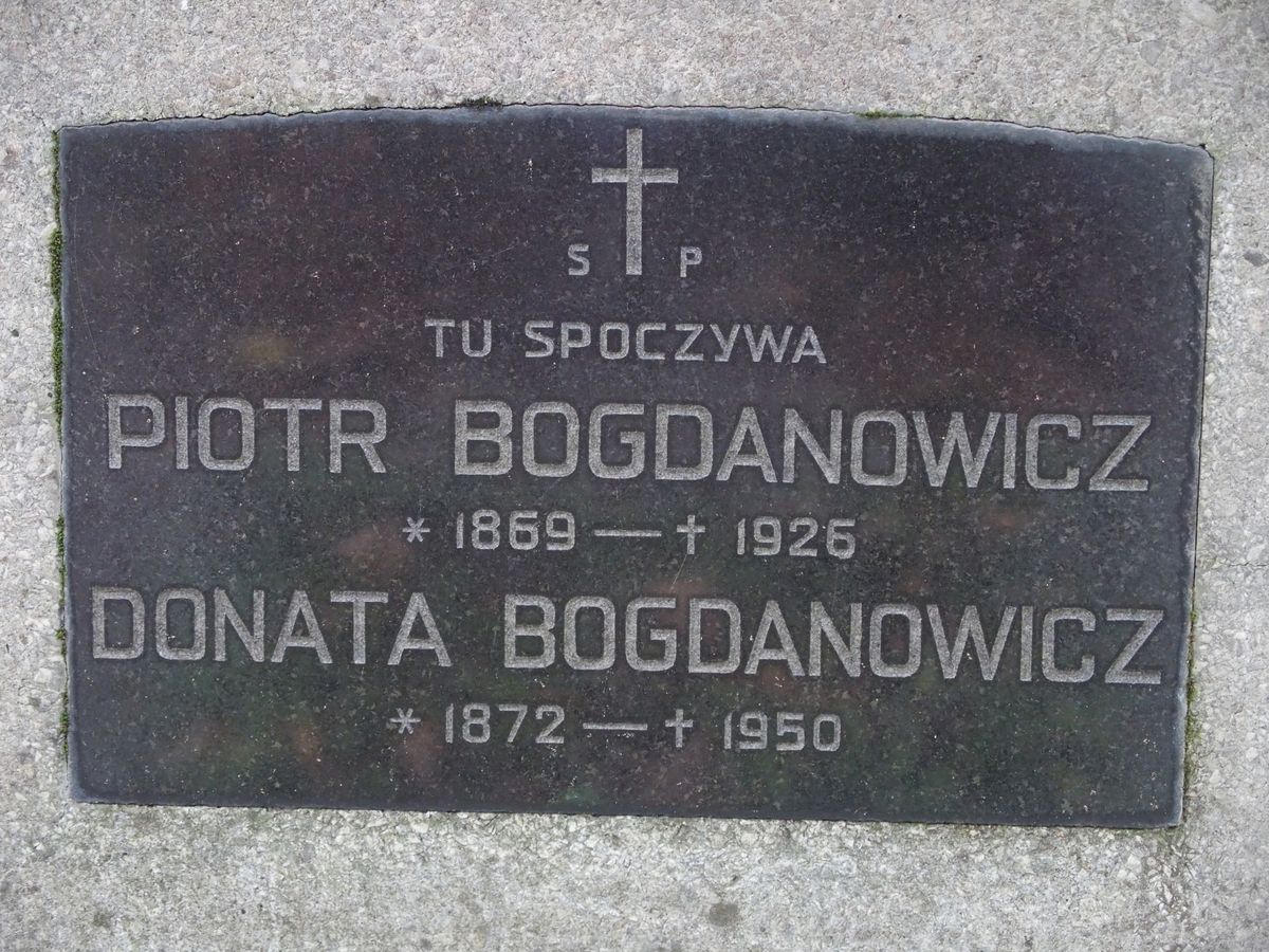 Inscription from the gravestone of Donata Bogdanovich and Peter Bogdanovich, St Michael's cemetery in Riga, as of 2021.