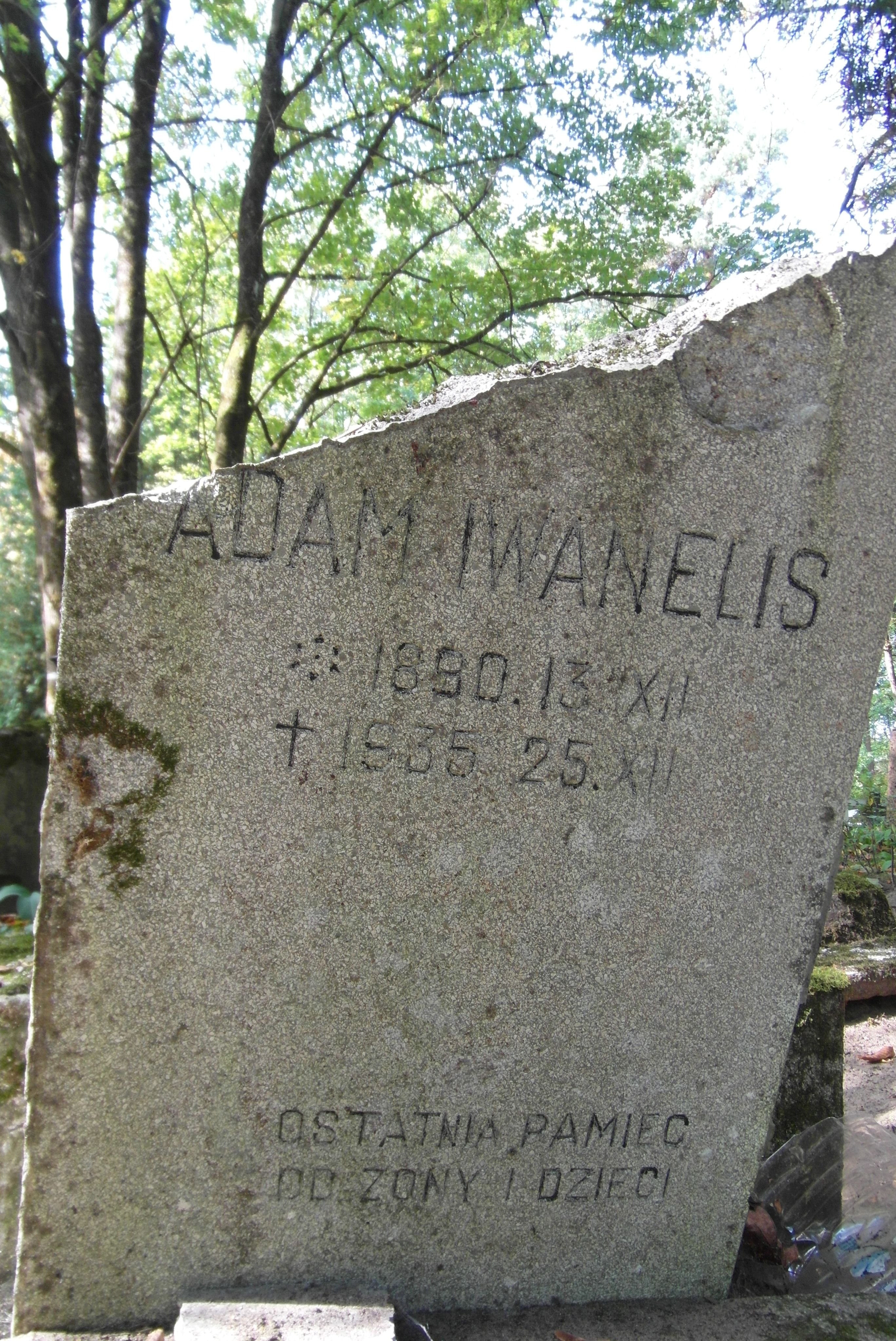 Napis z nagrobka Adama Iwanelisa, cmentarz św. Michała w Rydze, stan z 2021 r.