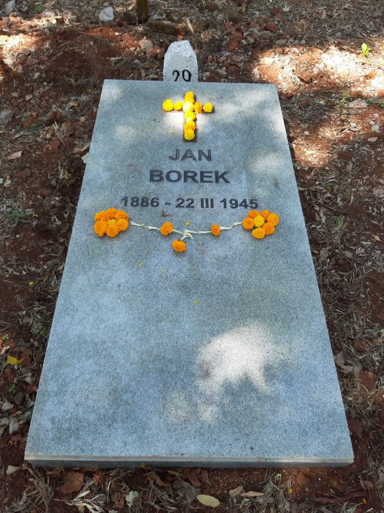 Jan Borek, Four graves of Polish refugees