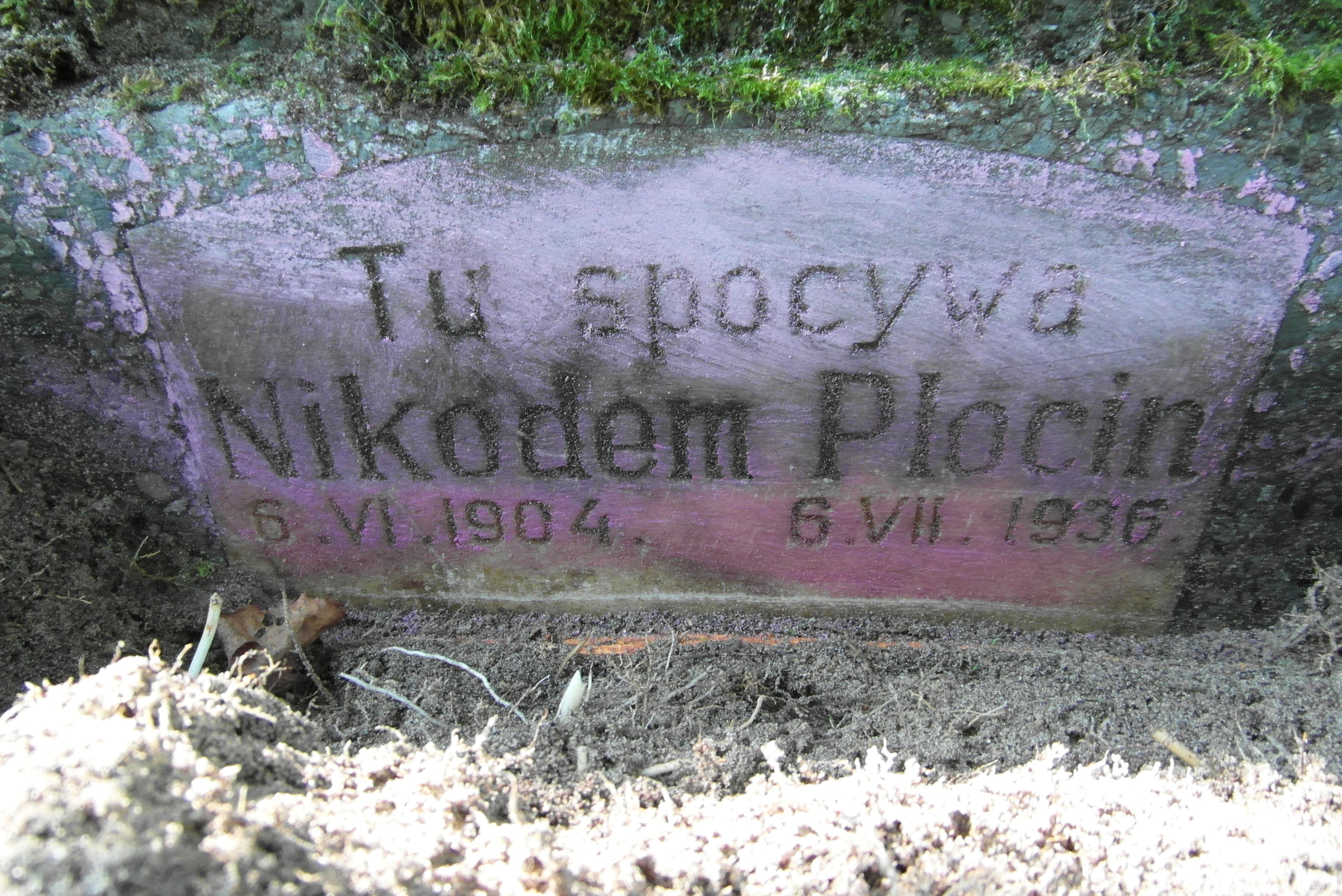 Inscription from the tombstone of Nikodem Plocin, St Michael's cemetery in Riga, as of 2021.