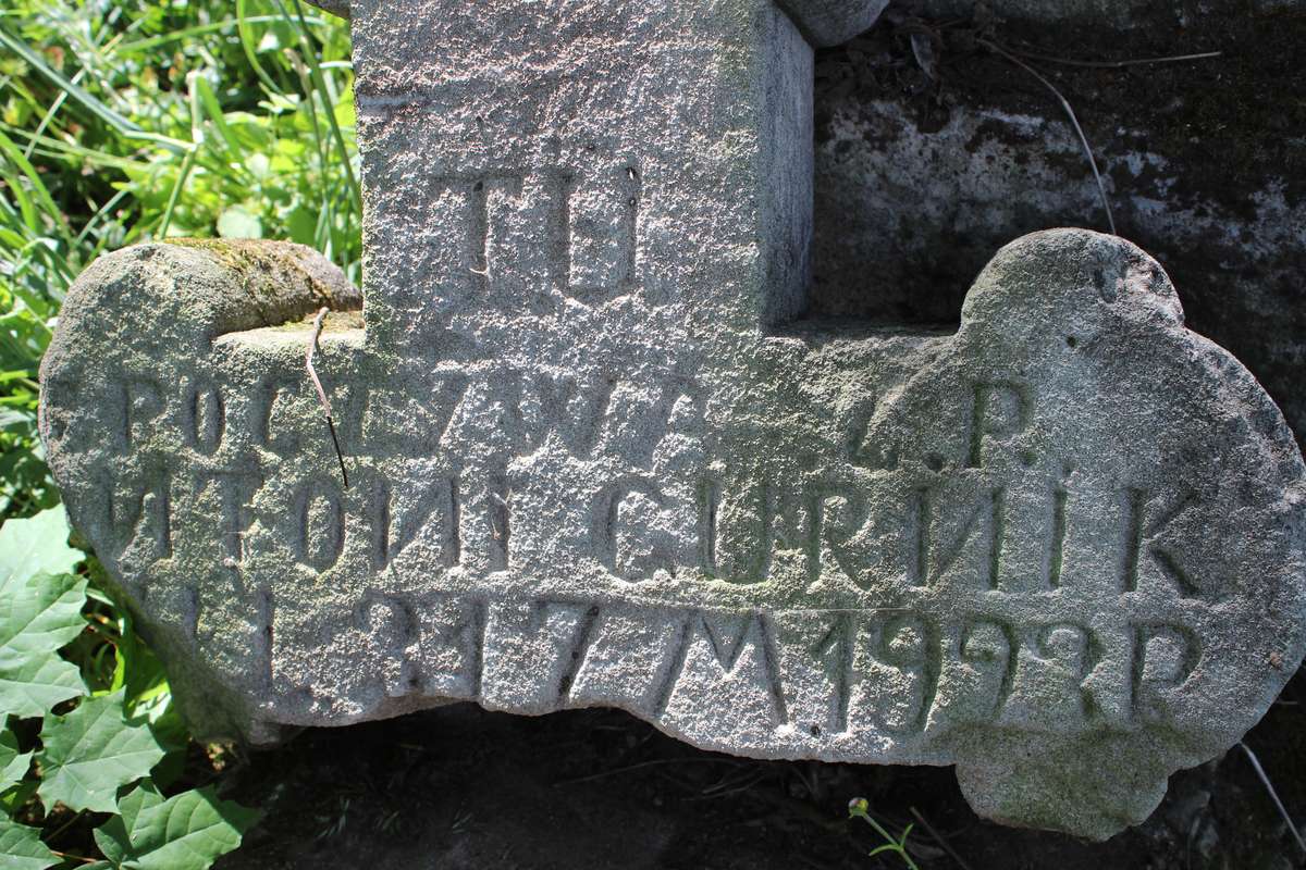 Fragment nagrobka Antoniego Curnika, cmentarz w Zbarażu, stan z 2018