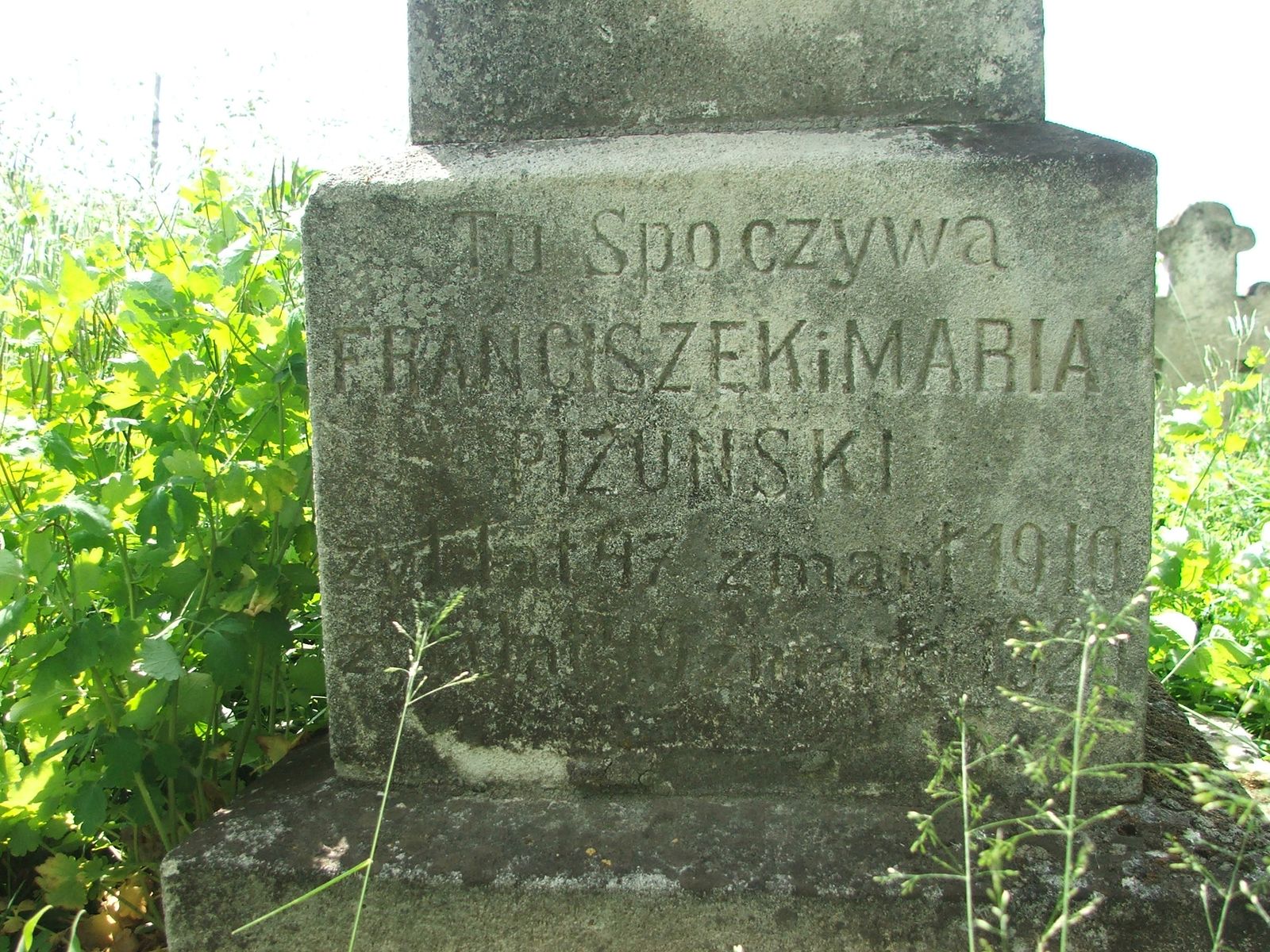 Fragment of the tombstone of Franciszek and Maria Pizunski, Zbarazh cemetery, as of 2018