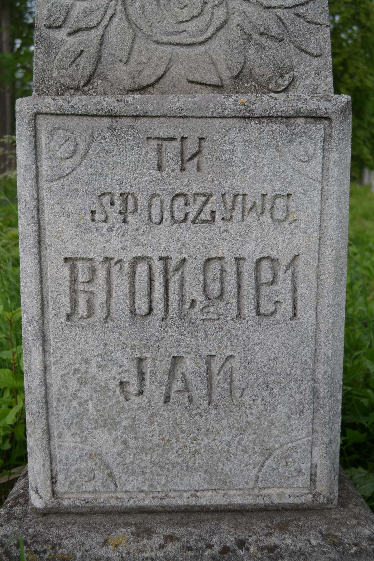 Fragment nagrobka Jana Brongiela, cmentarz w Zbarażu, stan z 2018 roku