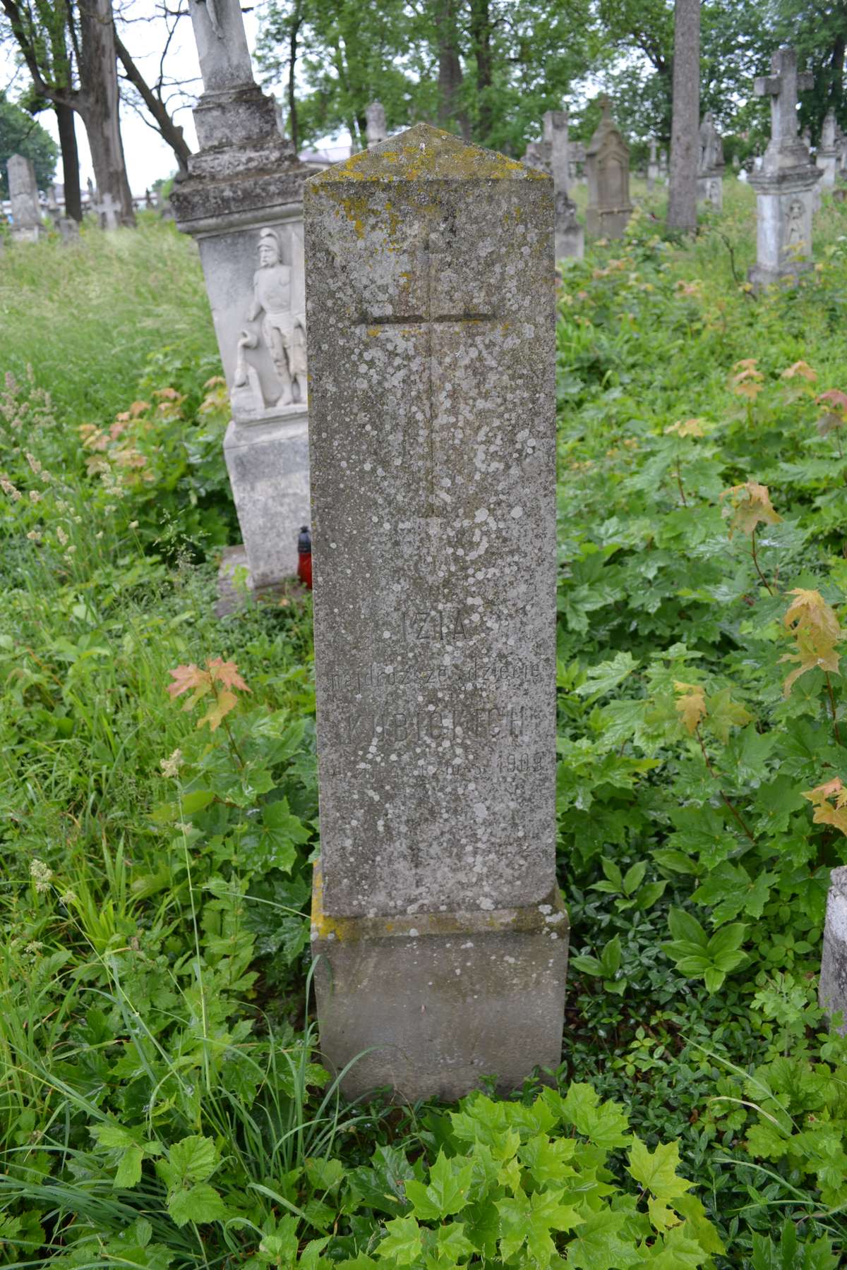 Nagrobek Izabeli Kubickiej, cmentarz w Zbarażu, stan z 2018 roku