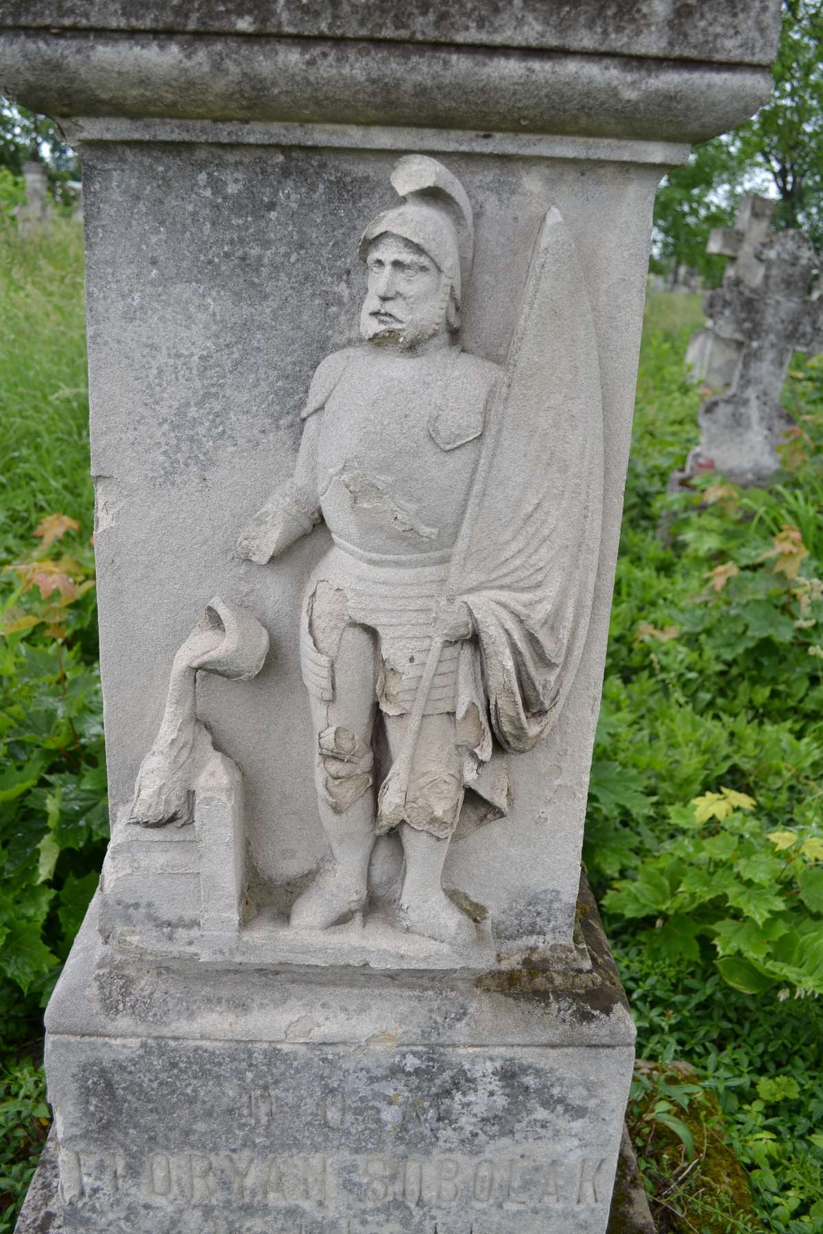 Fragment nagrobka Floriana Sobolaka, cmentarz w Zbarażu, stan z 2018 roku