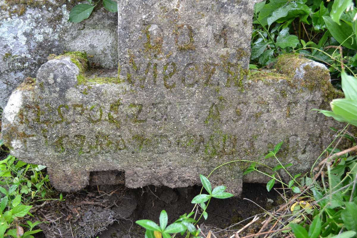 Fragment nagrobka Eran Ciszki, cmentarz w Zbarażu, stan z 2018 roku