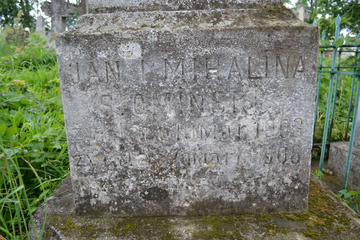 Fragment nagrobka Jana i Michaliny Słomińskich, cmentarz w Zbarażu, stan z 2018 roku