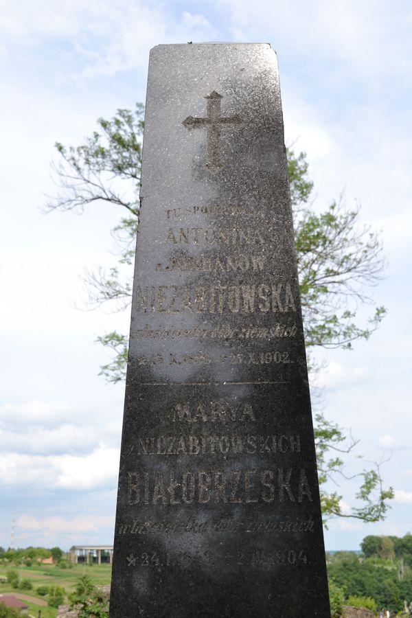 Inskrypcja nagrobka Marii Białobrzeskiego i Antoniny Niezabitowskiej, cmentarz w Zbarażu, stan z 2018
