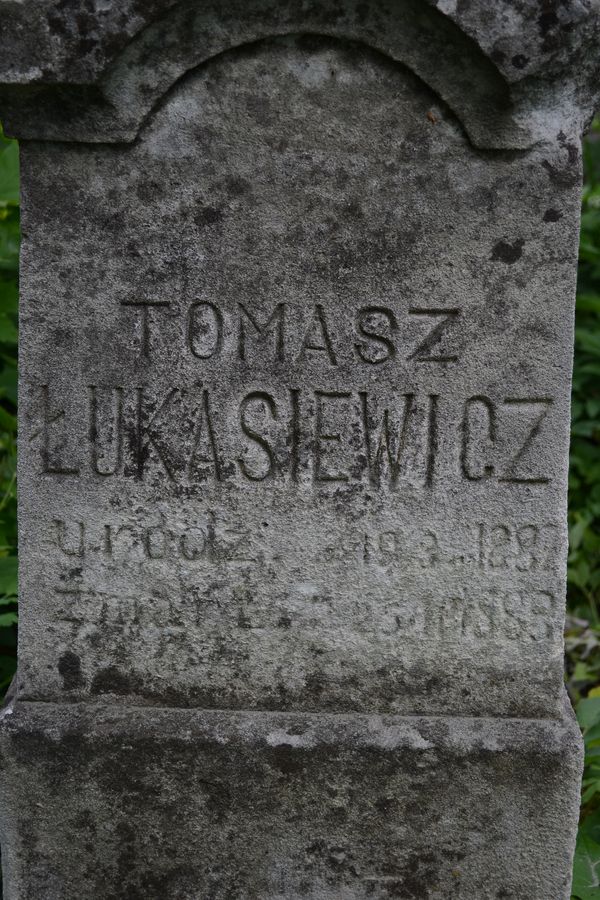 Inskrypcja nagrobka Tomasza Łukasiewicza, cmentarz w Zbarażu, stan z 2018