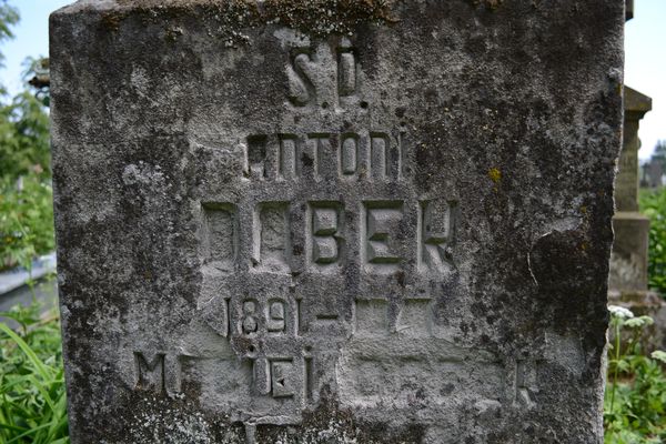 Inscription of the tombstone of Antoni and Maciej Dabek, Zbarazh cemetery, as of 2018