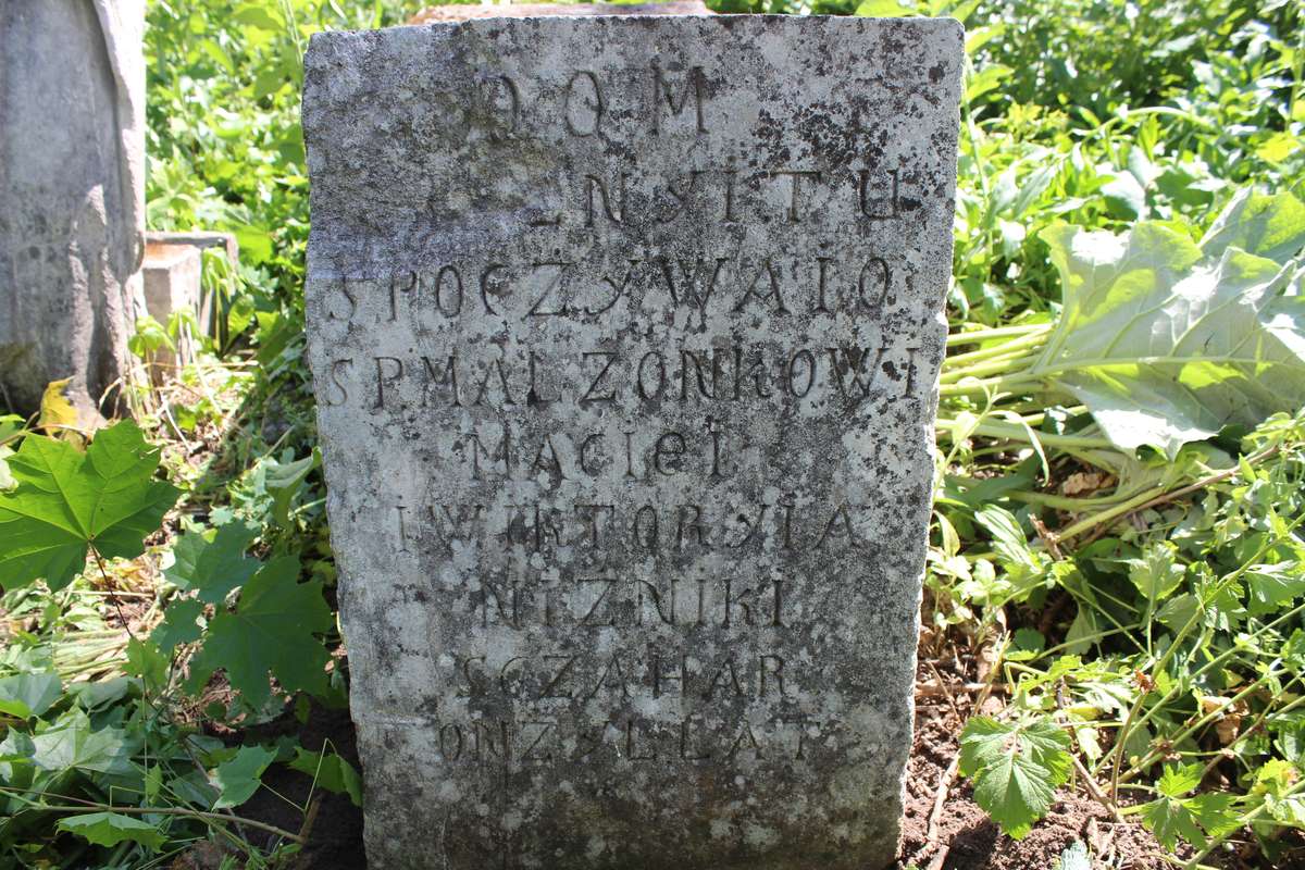 Fragment nagrobka Macieja i Wiktorii Niżnikisów, cmentarz w Zbarażu, stan z 2018 roku