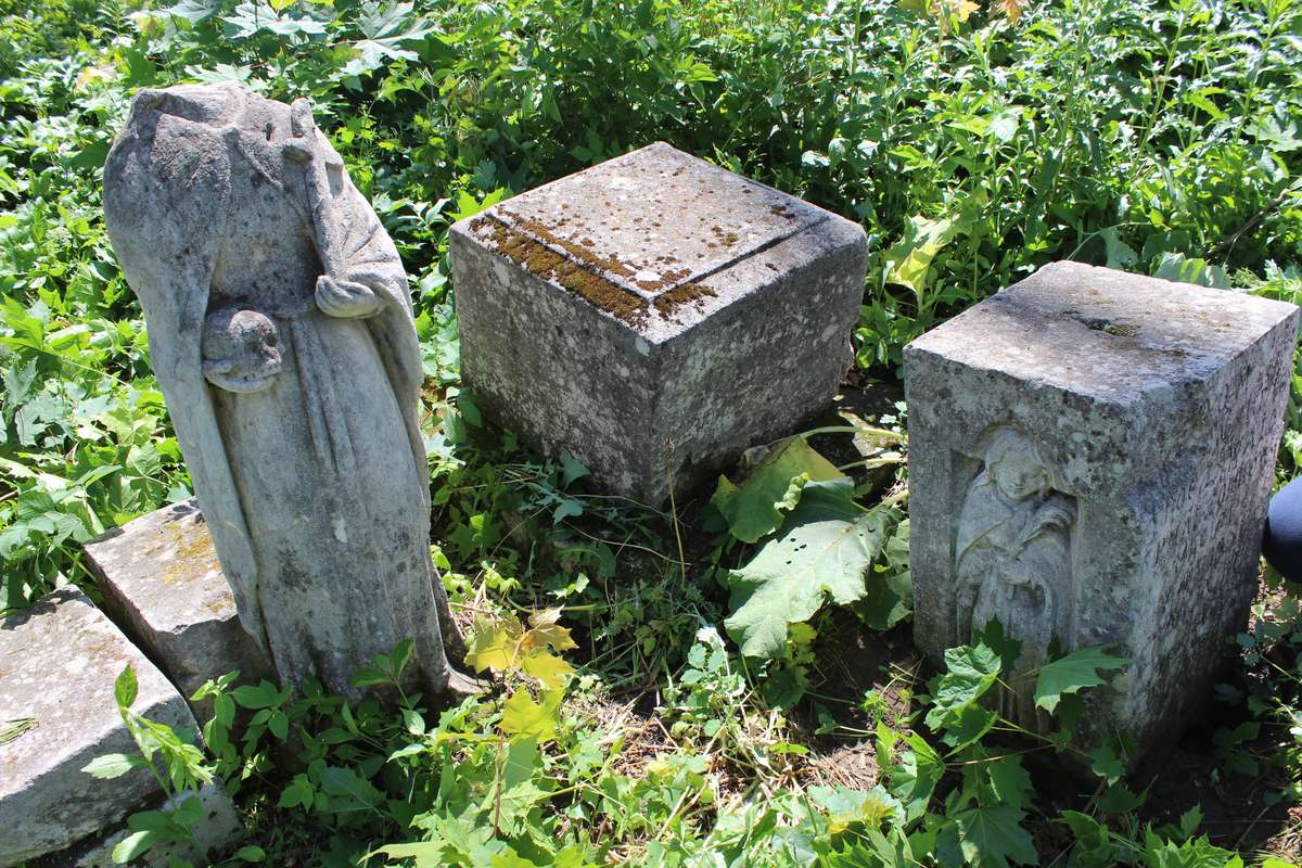 Nagrobek Macieja i Wiktorii Niżnikisów, cmentarz w Zbarażu, stan z 2018 roku